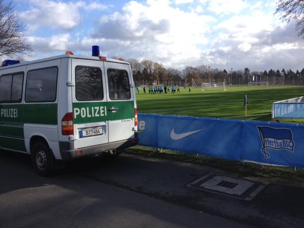 Bei Hertha BSC parkt am Donnerstag ein Polizeiwagen am Trainingsgelände. Am Sonntag beim Spiel gegen Hoffenheim müssen sich auch die Berliner Fans aus längere Einlasskontrollen einstellen.