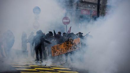 Die Demonstrationen haben in Frankreich auch Einfluss auf den Spieltag der Fußballer.