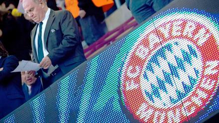 Steuersünder Uli Hoeneß darf beim Rekordmeister Bayern München bleiben - jedenfalls vorerst.