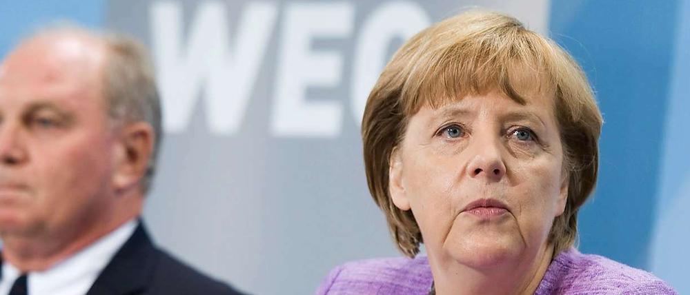 Bundeskanzlerin Angela Merkel (r.) und Bayern-Präsident Uli Hoeneß (l.) nahmen im Zuge der Vorstellung der Initiative "Geh Deinen Weg" Stellung zum Thema Homosexualität im Fußball.