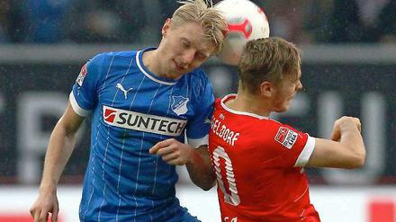 Hoffenheims Rechtsverteidiger Andreas Beck (l.), hier im Kopfballduell mit Ken Ilsö, bereitete einen Treffer beim 1:1 zwischen Hoffeneheim und Fortuna Düsseldorf mit einer Flanke vor.