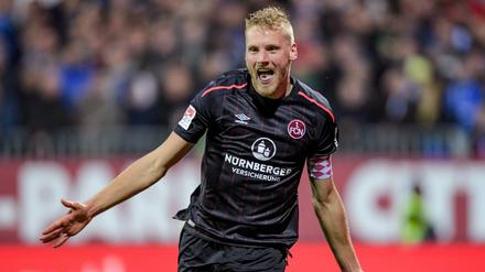 Nürnbergs Hanno Behrens feiert seinen Treffer zum 3:1 gegen Kiel.
