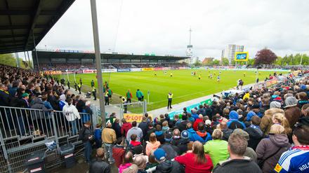 Gemütlich, aber etwas zu klein für die Bundesliga: Das Stadion von Holstein Kiel.