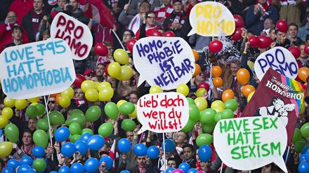 Alles schön bunt hier. Gelegentlich gibt es Aktionen von Fußball-Fans gegen Homophobie. Wie hier bei Anhängern von Fortuna Düsseldorf.