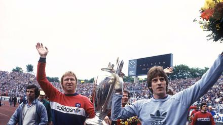 Zur Hochzeit als Spieler. Hrubesch (li.) und Torwart Uli Stein (beide HSV) präsentieren 1983 den Europapokal der Landesmeister
