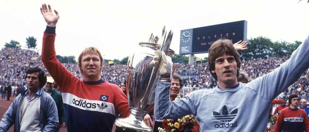 Zur Hochzeit als Spieler. Hrubesch (li.) und Torwart Uli Stein (beide HSV) präsentieren 1983 den Europapokal der Landesmeister
