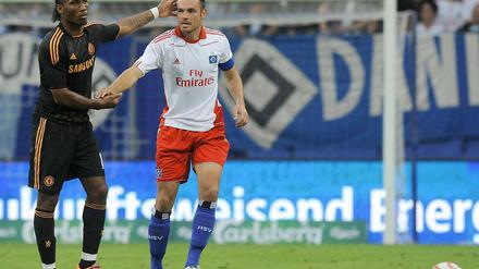 Ab nach oben. Heiko Westermann (l.), hier im Test gegen den FC Chelsea, wechselte von Schalke 04 nach Hamburg.