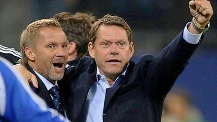 HSV-Sportchef Frank Arnesen (r.) jubelte gemeinsam mit seinem Wunschtrainer Thorsten Fink (l.) nach dem Ausgleichstreffer trotz Unterzahl.