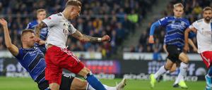 Langes Bein. Bielefelds Florian Hartherz (l.) im Kampf um den Ball mit Sonny Kittel vom HSV.  