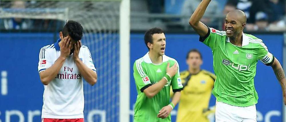 Hamburgs Rincón kann es nicht fassen, Wolfsburgs Naldo jubelt nach seinem Treffer zum 2:0.