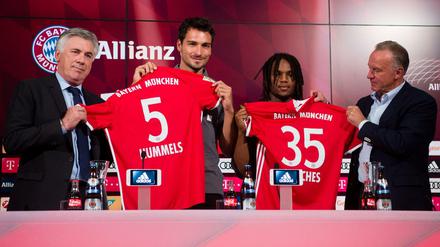 Die Transfers von Mats Hummels und Renato Sanches ließ sich der FC Bayern gut 70 Millionen Euro an Ablöse kosten.