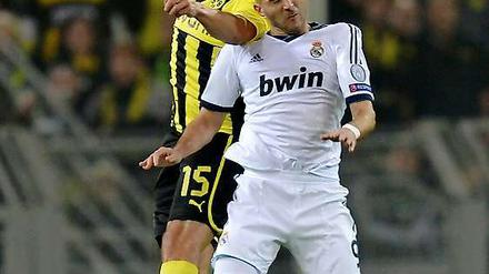 Achtung, Höhenrausch! Anders als in den vergangenen Jahren spielt Dortmund (hier Mats Hummels/links gegen Real Madrids Karim Benzema) bei den Festtagen in der Champions League eine Klasse besser als im Bundesliga-Alltag.