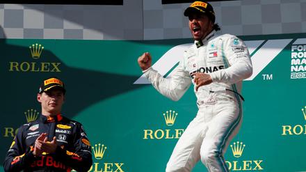 Lewis Hamilton siegt, Max Verstappen (l.) kann nur applaudieren. 