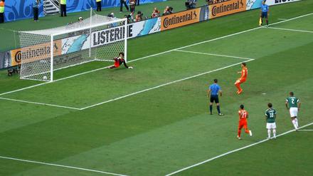 Der Moment, in dem das Spiel endgültig kippt. Der eingewechselte Klaas-Jan Huntelaar trifft per Elfmeter zum 2:1 für Holland gegen Mexiko.