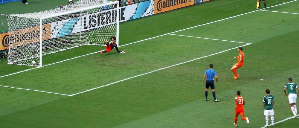 Der Moment, in dem das Spiel endgültig kippt. Der eingewechselte Klaas-Jan Huntelaar trifft per Elfmeter zum 2:1 für Holland gegen Mexiko.
