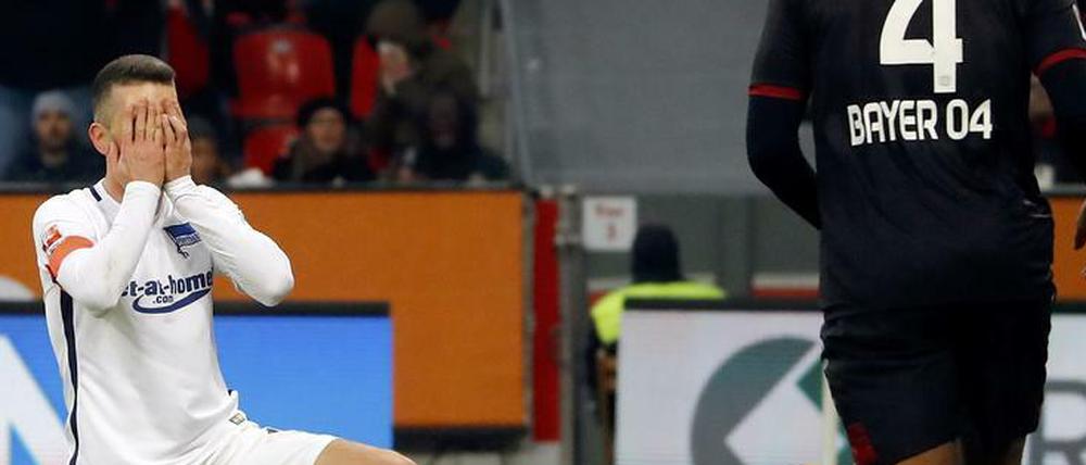 Zum Weggucken. Stürmer Vedad Ibisevic vergab im Spiel gegen Bayer Leverkusen die große Chance zum 2:2-Ausgleich.