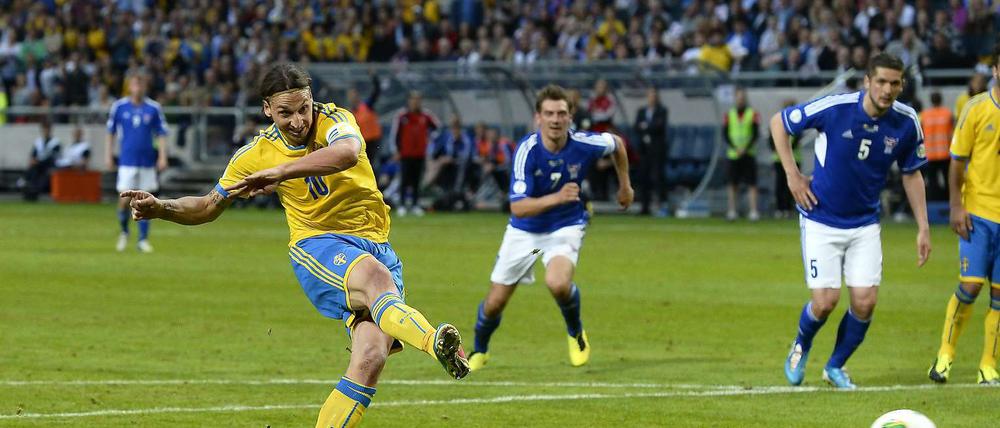 Mit rechts. Schwedens Zlatan Ibrahimovic besiegte die Faröer im Alleingang.