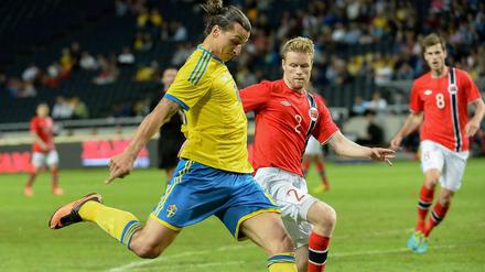 Zum Ersten, zum Zweiten... Schwedens Zlatan Ibrahimovic steuerte zum 4:0-Sieg über Norwegen drei Treffer bei.