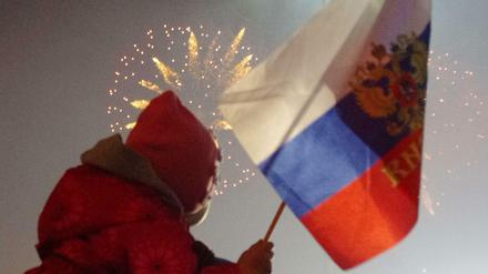 Ein Kind mit der russischen Fahne bei der Eröffnungsfeier der Paralympics.
