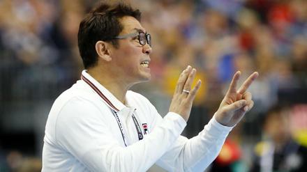 Dirigent für ganz Korea. Trainer Young Shin Cho gibt im WM-Eröffnungsspiel Anweisungen.