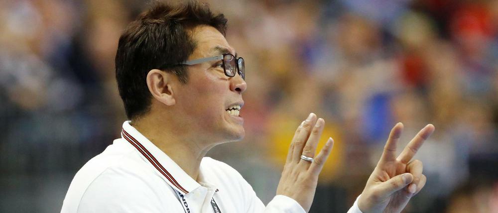 Dirigent für ganz Korea. Trainer Young Shin Cho gibt im WM-Eröffnungsspiel Anweisungen.
