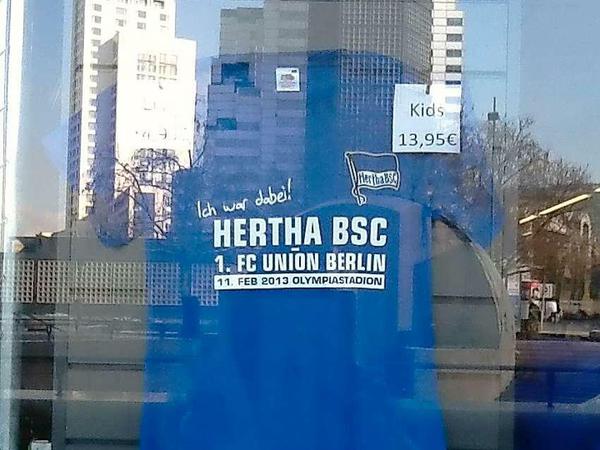 Das T-Shirt zum Derby im Hertha-Shop am Breitscheidtplatz - genau dort, wo sich die Unionfans treffen wollen.