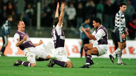 Matthias Hamann, Dejan Raickovic und Müslüm Can (v. li.) jubeln über den 4:2-Sieg von Tennis Borussia gegen Hertha BSC im DFB-Pokal in der Saison 1998/99. 