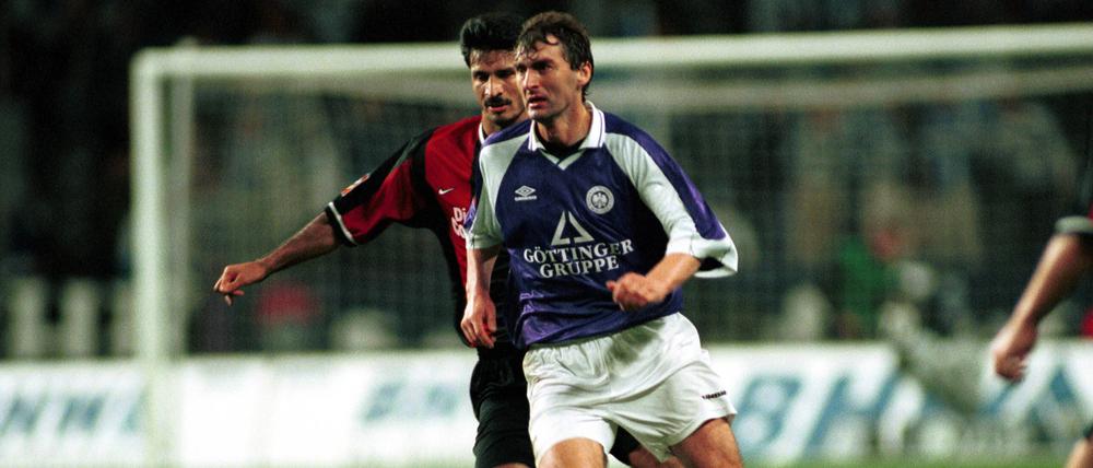 1999 traf die Profimannschaft von Hertha BSC (l. Ali Daei gegen Jan Suchoparek) letztmals in einem Pflichtspiel auf Tennis Borussia. Hertha gewann im DFB-Pokal 3:2 nach Verlängerung. 