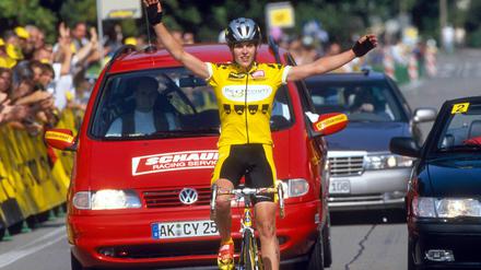 Hanka Kupfernagel freut sich über ihren Sieg bei der deutschen Straßen- Radmeisterschaft in Rheinfelden 1998. 