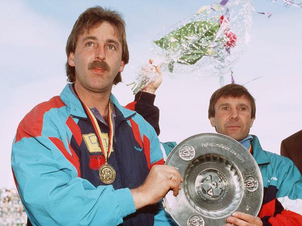 Letzter Fußballmeister der DDR: Hansa Rostock mit Trainer Uwe Reinders (l.) und seinem Assistenten Jürgen Decker. 