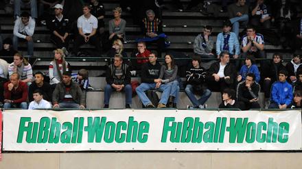Die FuWo ist immer nah am Ball in Berlin, hier bei einem Hallenturnier der Regional- und Oberliga.