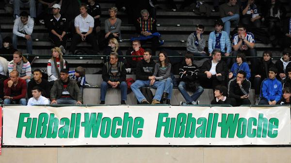 Die FuWo ist immer nah am Ball in Berlin, hier bei einem Hallenturnier der Regional- und Oberliga.