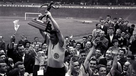 Der SC Tegel feiert mit dem Pokal nach dem Gewinn der deutschen Amateurmeisterschaft.