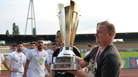 Der Trainer und der Pokal: Andreas Mittelstädt nach dem Pokalfinale im Jahr 2016.  