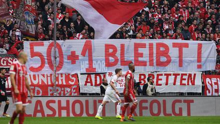Plakativ: Die Bayern-Fanszene ist anderer Meinung als ihr Präsident Herbert Hainer.