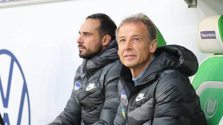 Alexander Nouri (l.) war erst Assistent von Jürgen Klinsmann und danach kurzzeitig selbst Cheftrainer bei Hertha BSC.