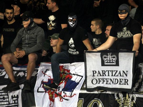 Dicht an dicht: Die Partizan-Fans während des Derbys.