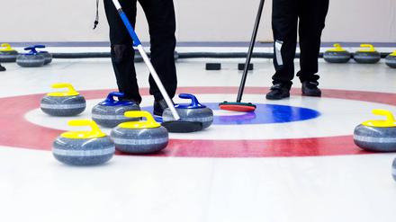 Strategie und Präzision sind beim Curling sehr wichtig. 