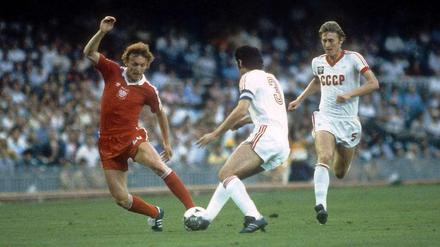 Kein Respekt vor den Sowjets. Polens Star Zbigniew Boniek leistet gegen Alexander Schiwadse (Mitte) und Sergei Baltatscha bei der WM 1982 quirligen Widerstand. Am Ende steht es 0:0 – Polen ist weiter. 