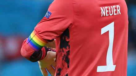 Seine Regenbogenbinde hat Manuel Neuer wieder abgenommen.