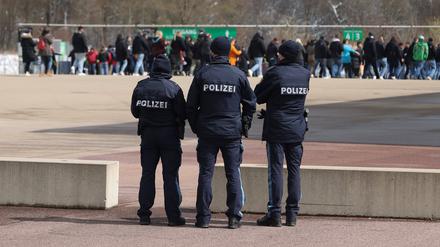 Augsburger Fans auf dem Weg zum Stadion, von der Polizei beobachtet (Symbolbild).