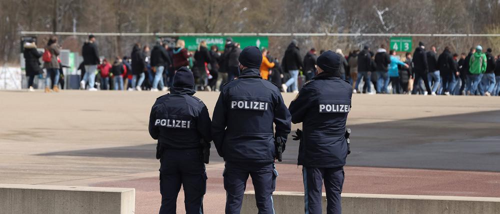 Augsburger Fans auf dem Weg zum Stadion, von der Polizei beobachtet (Symbolbild).