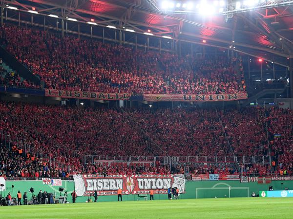 Rote Wand. Etwa 7000 Unioner unterstützten ihre Mannschaft beim Pokalhalbfinale in Leipzig.