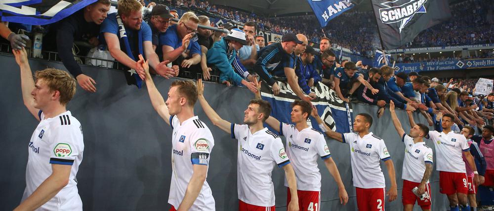 Der bislang letzte Trauertag: Fans und Spieler nach dem verlorenen Relegationsspiel gegen Hertha im Mai. 