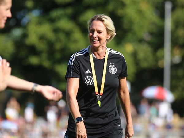 Die Bundestrainerin der deutschen Nationalmannschaft Martina Voss-Tecklenburg beim Training der Nationalelf.