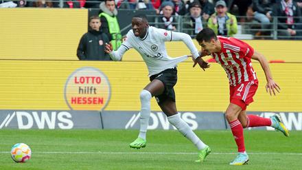 Beim Frankfurter 2:0-Sieg im Hinspiel war Randal Kolo Muani (links) meist zu schnell für die Berliner um Diogo Leite.