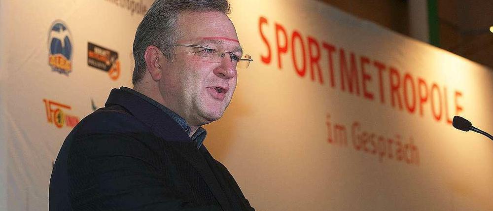 Frank Henkel, 50, ist seit Dezember 2011 Bürgermeister und Senator für Inneres und Sport des Landes Berlin. Bei den Koalitionsverhandlungen auf Bundesebene führte er die Delegation der CDU beim Thema Sport an.