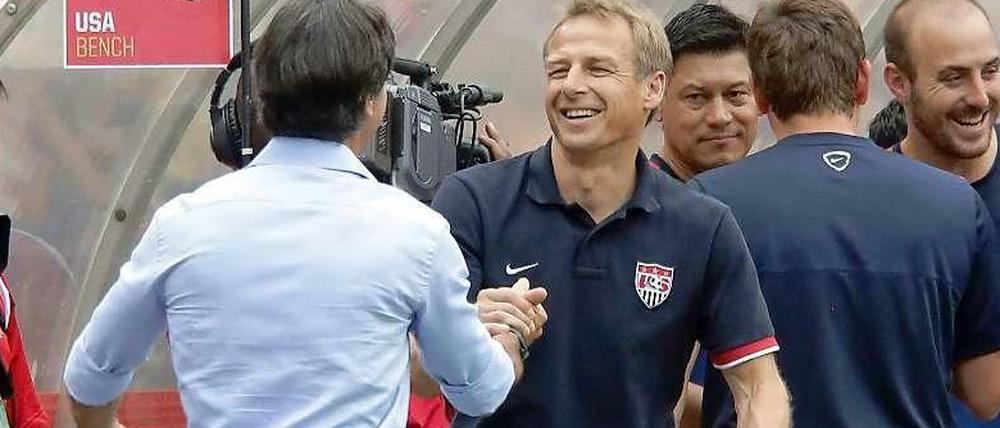 Wiedersehen macht Freude: Joachim Löw (l.) und Jürgen Klinsmann beim Länderspiel USA gegen Deutschland im Sommer 2013.