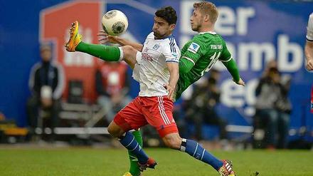 Mit Tomas Rincon (l.) im rechten Mittelfeld kam wieder Stabilität ins HSV-Spiel, allerdings könnte er im Derby aus taktischen Gründen auf der Bank sitzen. Aaron Hunt ist hingegen das Herz im Spiel des SV Werder Bremen.