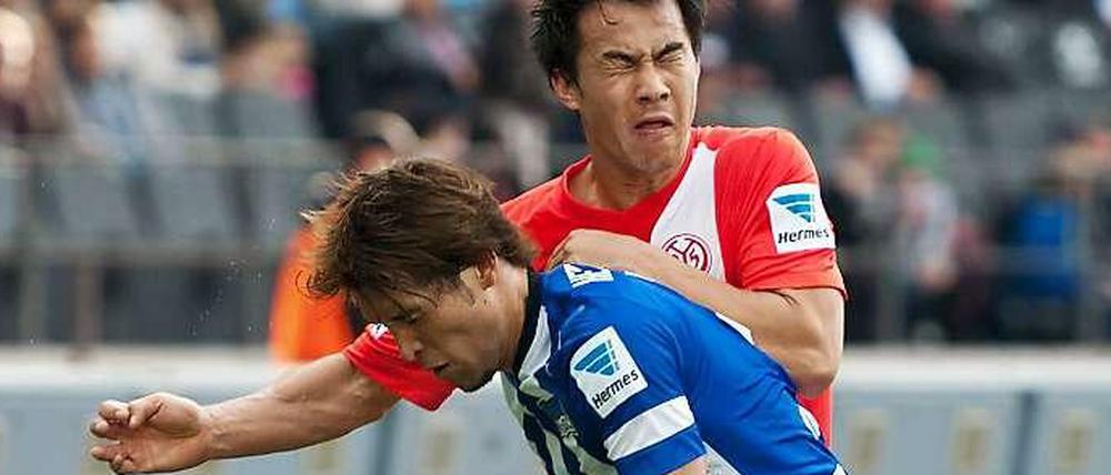 Ganz nah dran. Japanische Profis wie Shinji Okazaki (oben) und Hajime Hosogai werden von eigenen Reportern begleitet. Auch beim Spiel Mainz gegen Hertha.